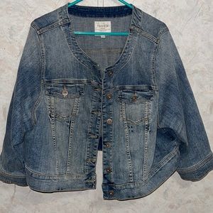 CROP COLLARLESS DENIM JACKET - LIGHT WASH